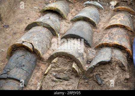 191222 -- QINGDAO, 22 dicembre 2019 -- la foto scattata il 21 dicembre 2019 mostra i tubi di ceramica che compongono un sistema di drenaggio scoperto nelle rovine di Langyatai nella città di Qingdao, nella provincia dello Shandong nella Cina orientale. Un sistema di drenaggio risalente alle dinastie Qin 221-206 a.C. e Han 206 a.C.-220 d.C. fu scoperto presso le rovine di Langyatai. Gli scavi sono iniziati in due siti presso le rovine nell'ottobre di quest'anno. Finora, sono stati scoperti un fondamento di piattaforme terrestri, un sistema di drenaggio e una base di edifici, che sono su larga scala e vantano rigorosi mestieri architettonici. CHINA-SHANDONG-QINGDAO-LANGYATAI-AR Foto Stock