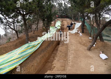 191222 -- QINGDAO, 22 dicembre 2019 -- foto scattata il 21 dicembre 2019 mostra un sito di scavo archeologico presso le rovine di Langyatai nella città di Qingdao, nella provincia dello Shandong nella Cina orientale. Un sistema di drenaggio risalente alle dinastie Qin 221-206 a.C. e Han 206 a.C.-220 d.C. fu scoperto presso le rovine di Langyatai. Gli scavi sono iniziati in due siti presso le rovine nell'ottobre di quest'anno. Finora, sono stati scoperti un fondamento di piattaforme terrestri, un sistema di drenaggio e una base di edifici, che sono su larga scala e vantano rigorosi mestieri architettonici. CHINA-SHANDONG-QINGDAO-LANGYATAI-ARCHAEOLOGICAL DISCOVERY Foto Stock