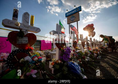 191222 -- NEW YORK, 22 dicembre 2019 -- croci con i nomi delle vittime sono collocate vicino al centro Walmart, dove ha avuto luogo una sparatoria di massa, a El Paso, Texas, Stati Uniti, il 5 agosto 2019. Un uomo armato ha aperto il fuoco in un centro commerciale di El Paso, uccidendo 22 persone e ferendone più di due dozzine. Con l'avvicinarsi degli ultimi giorni dell'anno, gli americani stanno affrontando una triste pietra miliare -- ci sono già state più sparatorie di massa nel 2019 di quanto non ci siano giorni nell'intero anno. A partire dal 22 dicembre, ci sono stati 404 casi di sparatorie di massa negli Stati Uniti, secondo il Gun Violence Archive GVA. TH Foto Stock