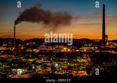 Le emissioni della fonderia delle miniere di Mount Isa scaricate nell'aria sopra la città di Mt Isa nel Queensland. Foto Stock