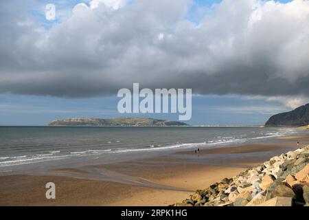 Spiaggia a Penmaenmawr nel Galles del Nord, guardando verso Llandudno e il Great orme, in una piacevole serata estiva. Foto Stock