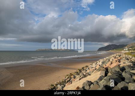 Spiaggia a Penmaenmawr nel Galles del Nord, guardando verso Llandudno e il Great orme, in una piacevole serata estiva. Foto Stock