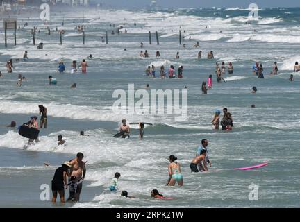 Daytona Beach, Stati Uniti. 4 settembre 2023. La gente ama la spiaggia e il surf il Labor Day a Daytona Beach. Credito: SOPA Images Limited/Alamy Live News Foto Stock