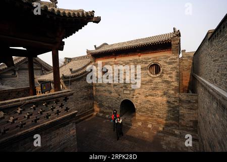 191225 -- PINGYAO, 25 dicembre 2019 -- i turisti visitano il sito storico del County Goverment Office, o Magistrate Office, nell'antica città di Pingyao a Jinzhong, nella provincia dello Shanxi della Cina settentrionale, il 25 dicembre 2019. Pingyao, patrimonio culturale dell'umanità dell'UNESCO nella provincia dello Shanxi della Cina settentrionale, è famosa per la sua architettura antica ben conservata, tra cui le mura della città. La città è cresciuta nel XIX secolo come centro finanziario della Cina, quando i mercanti dello Shanxi hanno ampliato le loro attività in tutto il paese. Ora, i composti ben conservati di questi ricchi mercanti e alcuni elementi moderni emergenti Foto Stock