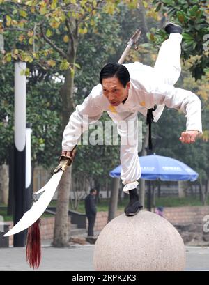 191226 -- PECHINO, 26 dicembre 2019 -- Un uomo pratica Wushu, le arti marziali cinesi, con una spada in un parco a Suzhou, nella provincia di Jiangsu della Cina orientale, 8 novembre 2012. I parchi urbani in Cina offrono un luogo facile per rilassarsi e distendersi. Inoltre, i parchi urbani della Cina dispongono di attrezzature per l'esercizio fisico a minore impatto e di modi per divertirsi per grandi e piccini. Con la brezza che soffia e le barche che galleggiano nei parchi, la gente si diverte a ballare, cantare e esibizioni folcloristiche dagli anni '1950 agli anni '1990 Oggigiorno, la gente ha più scelta di attività nei parchi, come la sfilata di moda degli anziani locali Foto Stock