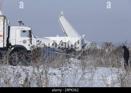 191227 -- ALMATY, 27 dicembre 2019 Xinhua -- la foto scattata il 27 dicembre 2019 mostra l'impennaggio danneggiato nel sito dell'incidente aereo ad Almaty, Kazakistan. Almeno 12 persone sono rimaste uccise e decine di feriti dopo che un aereo della compagnia aerea kazaka Bek Air con 100 persone a bordo si è schiantato venerdì presto vicino alla più grande città del paese, Almaty, ha dichiarato le autorità locali. Kazakh Telegraph Agency/Handout via Xinhua SPOT NEWSKAZAKHSTAN-ALMATY-AEREO INCIDENTE-NUMERO DI VITTIME PUBLICATIONxNOTxINxCHN Foto Stock