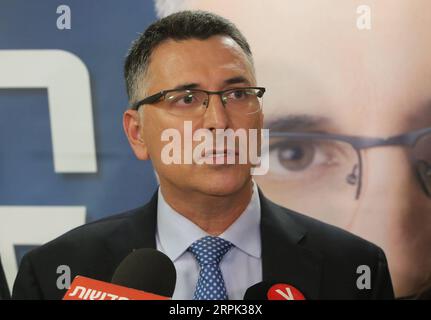 191227 -- TEL AVIV, 27 dicembre 2019 -- Gideon Saar, un legislatore del Likud, parla ai sostenitori a Tel Aviv, Israele, 27 dicembre 2019. Venerdì il Likud, partito di governo israeliano, ha annunciato che il primo ministro in carica Benjamin Netanyahu ha vinto una vittoria schiacciante nelle primarie, assicurando la sua leadership del partito di destra nelle elezioni nazionali di marzo. I risultati ufficiali rilasciati dal Likud la mattina seguente mostrarono che Netanyahu ottenne il 72,5% dei voti dei membri del partito, mentre il suo rivale Gideon Saar ottenne il 27,5% dei voti. JINI via Xinhua ISRAEL-TEL AVIV-LIKUD-LEADERSHIP VOTA ShangxHa Foto Stock