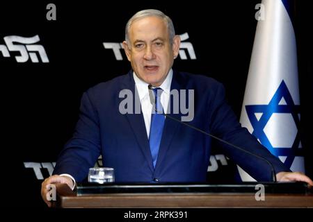 191227 -- TEL AVIV, 27 dicembre 2019 -- Benjamin Netanyahu rilascia una dichiarazione dopo aver vinto una leadership primaria all'Airport City vicino Tel Aviv, Israele, 27 dicembre 2019. Venerdì il Likud, partito di governo israeliano, ha annunciato che il primo ministro in carica Benjamin Netanyahu ha vinto una vittoria schiacciante nelle primarie, assicurando la sua leadership del partito di destra nelle elezioni nazionali di marzo. I risultati ufficiali rilasciati dal Likud la mattina seguente mostrarono che Netanyahu ottenne il 72,5% dei voti dei membri del partito, mentre il suo rivale Gideon Saar ottenne il 27,5% dei voti. JINI via Xinhua ISRA Foto Stock