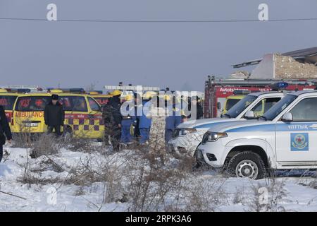 191227 -- ALMATY, 27 dicembre 2019 Xinhua -- i soccorritori lavorano nel sito di incidente aereo ad Almaty, Kazakistan, 27 dicembre 2019. Almeno 12 persone sono rimaste uccise e decine di feriti dopo che un aereo della compagnia aerea kazaka Bek Air con 100 persone a bordo si è schiantato venerdì presto vicino alla più grande città del paese, Almaty, ha dichiarato le autorità locali. Kazakh Telegraph Agency/Handout via Xinhua SPOT NEWSKAZAKHSTAN-ALMATY-AEREO INCIDENTE-NUMERO DI VITTIME PUBLICATIONxNOTxINxCHN Foto Stock