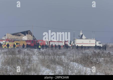 191227 -- ALMATY, 27 dicembre 2019 Xinhua -- i soccorritori lavorano nel sito di incidente aereo ad Almaty, Kazakistan, 27 dicembre 2019. Almeno 12 persone sono rimaste uccise e decine di feriti dopo che un aereo della compagnia aerea kazaka Bek Air con 100 persone a bordo si è schiantato venerdì presto vicino alla più grande città del paese, Almaty, ha dichiarato le autorità locali. Kazakh Telegraph Agency/Handout via Xinhua SPOT NEWSKAZAKHSTAN-ALMATY-AEREO INCIDENTE-NUMERO DI VITTIME PUBLICATIONxNOTxINxCHN Foto Stock