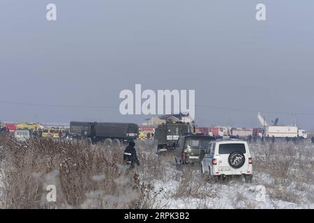 191227 -- ALMATY, 27 dicembre 2019 Xinhua -- i veicoli di salvataggio sono stati visti nel sito dell'incidente aereo di Almaty, Kazakistan, 27 dicembre 2019. Almeno 12 persone sono rimaste uccise e decine di feriti dopo che un aereo della compagnia aerea kazaka Bek Air con 100 persone a bordo si è schiantato venerdì presto vicino alla più grande città del paese, Almaty, ha dichiarato le autorità locali. Kazakh Telegraph Agency/Handout via Xinhua SPOT NEWSKAZAKHSTAN-ALMATY-AEREO INCIDENTE-NUMERO DI VITTIME PUBLICATIONxNOTxINxCHN Foto Stock