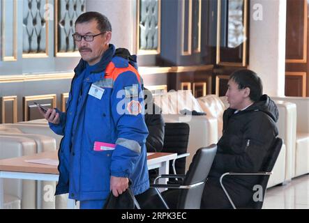 191227 -- NUR-SULTAN, 27 dicembre 2019 Xinhua -- Un membro dello staff del Comitato per le situazioni di emergenza del Ministero degli affari interni del Kazakistan lavora presso l'aeroporto internazionale Nursultan Nazarbayev di Nur-Sultan, Kazakistan, il 27 dicembre 2019. Almeno 15 persone sono rimaste uccise e decine di feriti dopo che un aereo della compagnia aerea kazaka Bek Air con 100 persone a bordo si è schiantato venerdì presto vicino alla più grande città del paese, Almaty. L'aereo era in rotta da Almaty a Nur-Sultan. Foto di Kalizhan Ospanov/Xinhua KAZAKISTAN-NUR-SULTAN-AIRPORT-ALMATY-PLANE CRASH PUBLICATIONxNOTxINxCHN Foto Stock