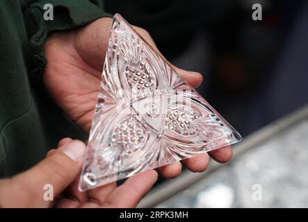 191227 -- NEW YORK, 27 dicembre 2019 -- Un operaio mostra un nuovo triangolo di cristallo da installare sul ballo di Capodanno sul tetto dell'edificio One Times Square a New York City, negli Stati Uniti, il 27 dicembre 2019. L'iconico ballo di Capodanno a Times Square di New York City è stato decorato il giovedì per le prossime celebrazioni, con il design Gift of Goodwill. I lavoratori hanno installato 192 nuovi triangoli di cristallo scintillante sulla palla per la sostituzione. Ricoperta da un totale di 2.688 triangoli di Waterford Crystal, la palla ha un diametro di 3,66 metri e pesa 11.875 po Foto Stock