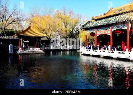 191229 -- PECHINO, 29 dicembre 2019 -- la gente visita la sorgente di Baotu a Jinan, capitale della provincia dello Shandong della Cina orientale, 28 dicembre 2019. La primavera di Baotu ha sgusciato per 16 anni consecutivi dal settembre 2003. XINHUA FOTO DEL GIORNO YinxXubao PUBLICATIONxNOTxINxCHN Foto Stock