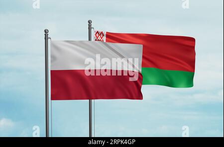 Bielorussia e Polonia sventolano insieme nel vento sul cielo blu, concetto di cooperazione tra due paesi Foto Stock