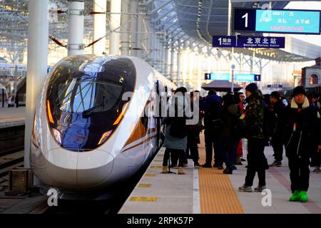 191230 -- PECHINO, 30 dicembre 2019 -- la gente aspetta di salire sul treno ad alta velocità G8811 diretto alla stazione ferroviaria di Taizicheng alla stazione ferroviaria di Pechino nord a Pechino, capitale della Cina, 30 dicembre 2019. La linea ferroviaria ad alta velocità che collega Pechino e Zhangjiakou nella provincia di Hebei nella Cina settentrionale è entrata in servizio lunedì. Entrò in servizio anche la ferrovia Chongli, una diramazione della ferrovia ad alta velocità Pechino-Zhangjiakou. CHINA-PECHINO-ZHANGJIAKOU-FERROVIA AD ALTA VELOCITÀ-APERTURA CN XINGXGUANGLI PUBLICATIONXNOTXINXCHN Foto Stock
