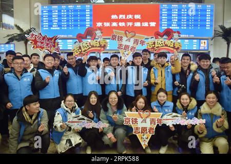 191230 -- PECHINO, 30 dicembre 2019 -- i volontari posano per una foto alla stazione ferroviaria nord di Pechino, capitale della Cina, 30 dicembre 2019. La linea ferroviaria ad alta velocità che collega Pechino e Zhangjiakou nella provincia di Hebei nella Cina settentrionale è entrata in servizio lunedì. Entrò in servizio anche la ferrovia Chongli, una diramazione della ferrovia ad alta velocità Pechino-Zhangjiakou. CHINA-PECHINO-ZHANGJIAKOU-FERROVIA AD ALTA VELOCITÀ-APERTURA CN PENGXZIYANG PUBLICATIONXNOTXINXCHN Foto Stock
