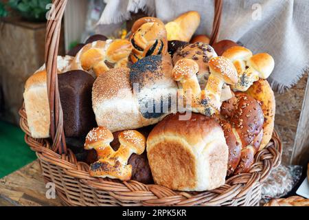 Assortimento di pane fresco in un cestino di vimini Foto Stock