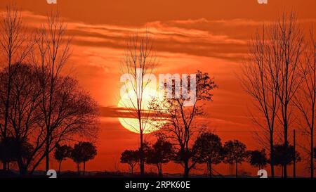 191231 -- PECHINO, 31 dicembre 2019 -- la foto scattata il 26 dicembre 2019 mostra il paesaggio del tramonto nella Zhaodu Township della contea di Dali, nella provincia dello Shaanxi della Cina nord-occidentale. XINHUA FOTO DEL GIORNO MeixYongcun PUBLICATIONxNOTxINxCHN Foto Stock