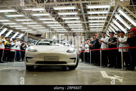 191231 -- PECHINO, 31 dicembre 2019 -- Un veicolo Tesla Model 3 arriva alla cerimonia di consegna a Shanghai, Cina orientale, 30 dicembre 2019. Il primo lotto di veicoli prodotti nello stabilimento Tesla all'estero di Shanghai è stato consegnato ai clienti lunedì. XINHUA FOTO DEL GIORNO FangxZhe PUBLICATIONxNOTxINxCHN Foto Stock