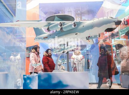 191231 -- PECHINO, 31 dicembre 2019 -- i visitatori assistono a una grande mostra di successi in commemorazione del 70° anniversario della fondazione della Repubblica Popolare Cinese presso il Beijing Exhibition Center di Pechino, capitale della Cina, 31 dicembre 2019. La mostra di 100 giorni si è conclusa martedì, con circa 3,16 milioni di visitatori in totale. CHINA-BEIJING-EXHIBITION OF ACHIEVEMENTS-CONCLUSION CN YINXGANG PUBLICATIONXNOTXINXCHN Foto Stock