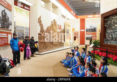 191231 -- PECHINO, 31 dicembre 2019 -- gli studenti visitano una grande mostra di successi in commemorazione del 70° anniversario della fondazione della Repubblica Popolare Cinese presso il Beijing Exhibition Center di Pechino, capitale della Cina, 31 dicembre 2019. La mostra di 100 giorni si è conclusa martedì, con circa 3,16 milioni di visitatori in totale. CHINA-BEIJING-EXHIBITION OF ACHIEVEMENTS-CONCLUSION CN YINXGANG PUBLICATIONXNOTXINXCHN Foto Stock