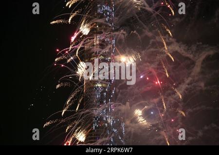 200101 -- DUBAI, 1 gennaio 2020 -- i fuochi d'artificio sono visti al Burj Khalifa durante le celebrazioni del nuovo anno a Dubai, negli Emirati Arabi Uniti, il 1° gennaio 2020. EMIRATI ARABI UNITI-DUBAI-BURJ KHALIFA-CELEBRAZIONE DEL NUOVO ANNO SUXXIAOPO PUBLICATIONXNOTXINXCHN Foto Stock