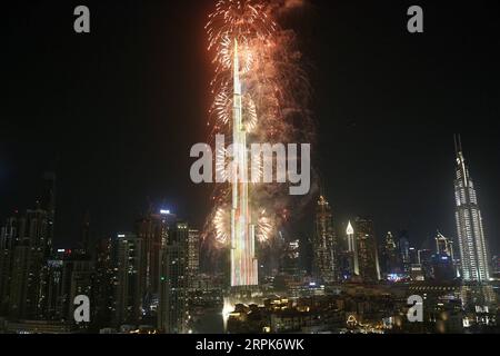 200101 -- DUBAI, 1 gennaio 2020 -- i fuochi d'artificio sono visti al Burj Khalifa durante le celebrazioni del nuovo anno a Dubai, negli Emirati Arabi Uniti, il 1° gennaio 2020. EMIRATI ARABI UNITI-DUBAI-BURJ KHALIFA-CELEBRAZIONE DEL NUOVO ANNO SUXXIAOPO PUBLICATIONXNOTXINXCHN Foto Stock