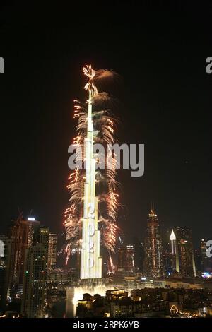 200101 -- DUBAI, 1 gennaio 2020 -- i fuochi d'artificio sono visti al Burj Khalifa durante le celebrazioni del nuovo anno a Dubai, negli Emirati Arabi Uniti, il 1° gennaio 2020. EMIRATI ARABI UNITI-DUBAI-BURJ KHALIFA-CELEBRAZIONE DEL NUOVO ANNO SUXXIAOPO PUBLICATIONXNOTXINXCHN Foto Stock