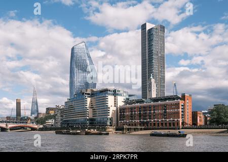 Londra, Inghilterra - 29 luglio 2023: Il bar e ristorante OXO Tower e Sea Containers House in piedi sulle rive del Tamigi a Londra con t Foto Stock