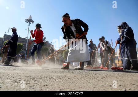 200101 -- SANAA, 1 gennaio 2020 -- la gente pulisce la strada durante una campagna di pulizia a Sanaa, Yemen, il 1 gennaio 2020. Mercoledì è stata lanciata una campagna di pulizia a Sanaa per salutare il nuovo anno. Più di 200 organizzazioni della società civile hanno partecipato alla campagna, volta a promuovere la consapevolezza ambientale tra i cittadini. Foto di Mohammed Mohammed/Xinhua YEMEN-SANAA-CAMPAGNA DI PULIZIA DEL NUOVO ANNO NiexYunpeng PUBLICATIONxNOTxINxCHN Foto Stock