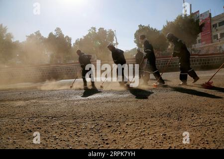 200101 -- SANAA, 1 gennaio 2020 -- la gente pulisce la strada durante una campagna di pulizia a Sanaa, Yemen, il 1 gennaio 2020. Mercoledì è stata lanciata una campagna di pulizia a Sanaa per salutare il nuovo anno. Più di 200 organizzazioni della società civile hanno partecipato alla campagna, volta a promuovere la consapevolezza ambientale tra i cittadini. Foto di Mohammed Mohammed/Xinhua YEMEN-SANAA-CAMPAGNA DI PULIZIA DEL NUOVO ANNO NiexYunpeng PUBLICATIONxNOTxINxCHN Foto Stock