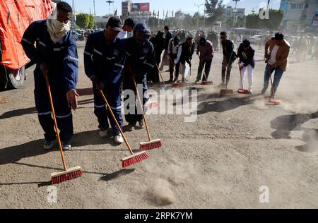 200101 -- SANAA, 1 gennaio 2020 -- la gente pulisce la strada durante una campagna di pulizia a Sanaa, Yemen, il 1 gennaio 2020. Mercoledì è stata lanciata una campagna di pulizia a Sanaa per salutare il nuovo anno. Più di 200 organizzazioni della società civile hanno partecipato alla campagna, volta a promuovere la consapevolezza ambientale tra i cittadini. Foto di Mohammed Mohammed/Xinhua YEMEN-SANAA-CAMPAGNA DI PULIZIA DEL NUOVO ANNO NiexYunpeng PUBLICATIONxNOTxINxCHN Foto Stock