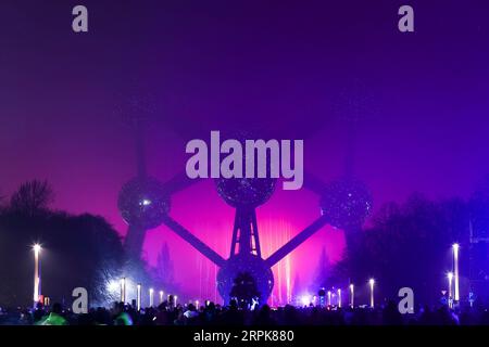 200102 -- PECHINO, 2 gennaio 2020 -- i fuochi d'artificio sono partiti per celebrare il nuovo anno vicino all'Atomium a Bruxelles, in Belgio, il 31 dicembre 2019. XINHUA FOTO DEL GIORNO ZhengxHuansong PUBLICATIONxNOTxINxCHN Foto Stock