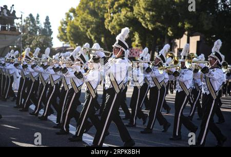 200102 -- LOS ANGELES, 2 gennaio 2020 -- la gente partecipa alla 131a Rose Parade lungo Colorado Boulevard a Pasadena, California, Stati Uniti, 1 gennaio 2020. U.S.-PASADENA-ROSE PARADE LixYing PUBLICATIONxNOTxINxCHN Foto Stock