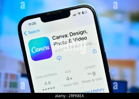 Uno smartphone che visualizza l'interfaccia dell'app Canva.Canva è uno strumento di progettazione intuitivo, perfetto per la grafica e il regalo. Delhi, India 4 settembre 2023 Foto Stock