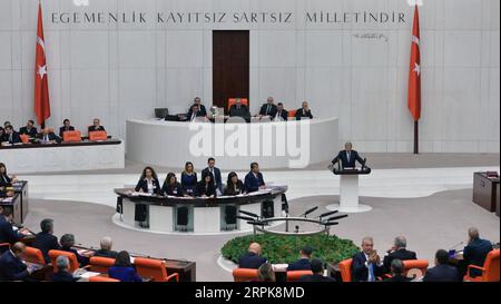 200102 -- ANKARA, 2 gennaio 2020 -- i legislatori partecipano a una sessione di emergenza al Parlamento turco ad Ankara, Turchia, 2 gennaio 2020. Giovedì il parlamento turco ha approvato una mozione che autorizza il governo a schierare truppe in Libia a sostegno del governo sostenuto dalle Nazioni Unite. I legislatori hanno votato la mozione in una sessione di emergenza. La mozione è stata approvata con 325 voti favorevoli e 184 contrari. Il disegno di legge è stato sostenuto dal partito di governo per la giustizia e lo sviluppo AKP, dal partito del movimento nazionalista MHP e dal partito Felicity. Foto di Mustafa Kaya/Xinhua TURKEY-ANKARA-PARLIAMENT-SYRIA-TROOP DEPLOYMENT-MOTIO Foto Stock