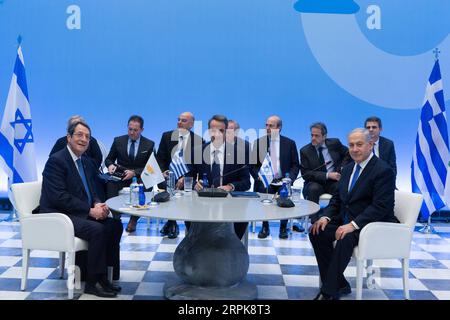 200102 -- ATENE, 2 gennaio 2020 -- il presidente cipriota Nicos Anastasiades L, Front, il primo ministro greco Kyriakos Mitsotakis C, Front e il primo ministro israeliano Benjamin Netanyahu R, Front sono visti prima della firma di un accordo per la costruzione del gasdotto EastMed del Mediterraneo orientale, ad Atene, in Grecia, il 2 gennaio 2020. La Grecia, Cipro e Israele hanno firmato qui giovedì l'accordo intergovernativo per la costruzione del gasdotto del Mediterraneo orientale che collegherà le riserve di gas della regione alla Grecia e al resto d'Europa. GRECIA-ATENE-IS Foto Stock