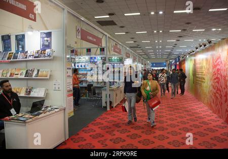 200104 -- NEW DELHI, 4 gennaio 2020 -- People visit the New Delhi World Book Fair-2020 in New Delhi, India, 4 gennaio 2020. All'interno del padiglione 7 di Pragati Maidan, un vasto spazio espositivo progettato per le mostre, un padiglione allestito tra librerie della fiera del libro porta i visitatori lungo una corsia di memoria in oltre 2.000 anni di scambi culturali tra Cina e India attraverso fotografie. A pochi cubicoli dal padiglione si trova la libreria cinese che espone in modo evidente libri cinesi in inglese. DA NON PERDERE: Mostra fotografica di contatti culturali Cina-India, principale attrazione alla fiera del libro di nuova Delhi INDIA- Foto Stock