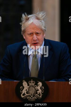 200105 -- PECHINO, 5 gennaio 2020 -- il primo ministro britannico Boris Johnson parla fuori 10 Downing Street a Londra, in Gran Bretagna, 13 dicembre 2019. Boris Johnson si diresse a Buckingham Palace il 13 dicembre 2019 per un'udienza con la regina Elisabetta dopo la sua vittoria alle elezioni generali del 12 dicembre 2019. XINHUA-PICTURES OF THE YEAR 2019-WORLD HANXYAN PUBLICATIONXNOTXINXCHN Foto Stock