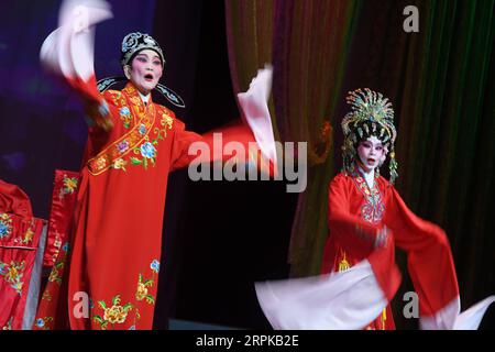 200105 -- SINGAPORE, 5 gennaio 2020 Xinhua -- cantanti lirici cinesi eseguono l'opera cantonese tradizionale come parte delle Chinatown Chinese New Year Celebrations 2020 tenutesi al Kreta Ayer People S Theatre di Singapore il 5 gennaio 2020. Xinhua/Then Chih Wey SINGAPORE-CAPODANNO CINESE-CELEBRAZIONI-OPERA PUBLICATIONxNOTxINxCHN Foto Stock