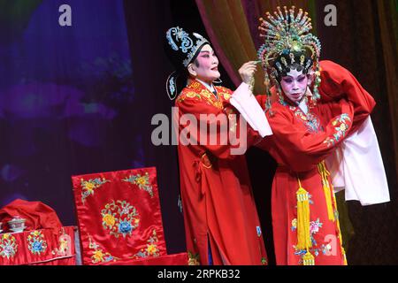 200105 -- SINGAPORE, 5 gennaio 2020 Xinhua -- cantanti lirici cinesi eseguono l'opera cantonese tradizionale come parte delle Chinatown Chinese New Year Celebrations 2020 tenutesi al Kreta Ayer People S Theatre di Singapore il 5 gennaio 2020. Xinhua/Then Chih Wey SINGAPORE-CAPODANNO CINESE-CELEBRAZIONI-OPERA PUBLICATIONxNOTxINxCHN Foto Stock