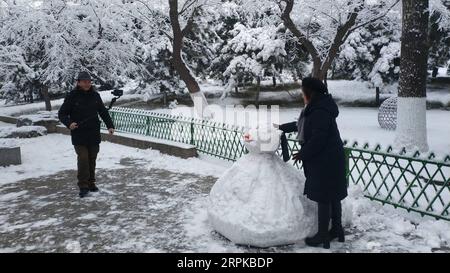 200106 -- PECHINO, 6 gennaio 2020 -- la foto scattata con un cellulare mostra le persone che visitano il giardino Xuanwuyiyuan dopo la neve a Pechino, capitale della Cina, 6 gennaio 2020. BeijingCandidCHINA-BEIJING-WINTER CN LixBin PUBLICATIONxNOTxINxCHN Foto Stock