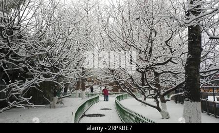 200106 -- PECHINO, 6 gennaio 2020 -- la foto scattata con un cellulare mostra le persone che visitano il giardino Xuanwuyiyuan dopo la neve a Pechino, capitale della Cina, 6 gennaio 2020. BeijingCandidCHINA-BEIJING-WINTER CN LixBin PUBLICATIONxNOTxINxCHN Foto Stock