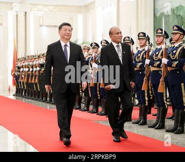 200106 -- PECHINO, 6 gennaio 2020 -- il presidente cinese Xi Jinping tiene una cerimonia di benvenuto per il presidente di Kiribati Taneti Mamau prima dei loro colloqui alla grande sala del popolo a Pechino, capitale della Cina, 6 gennaio 2020. CHINA-BEIJING-XI JINPING-KIRIBATI-PRESIDENT-TALKS CN DINGXHAITAO PUBLICATIONXNOTXINXCHN Foto Stock