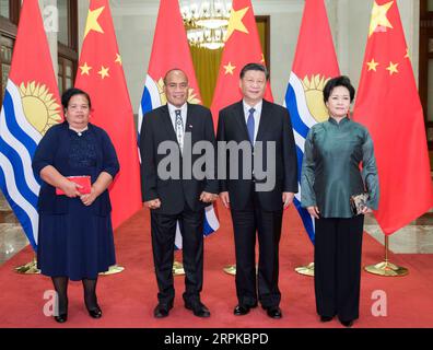 200106 -- PECHINO, 6 gennaio 2020 -- il presidente cinese Xi Jinping 2nd R e sua moglie Peng Liyuan 1st R posano per una foto di gruppo con il presidente di Kiribati Taneti Mamau e sua moglie prima dei colloqui tra Xi e Mamau a Pechino, capitale della Cina, 6 gennaio 2020. XI ha tenuto colloqui con Mamau nella grande sala del popolo di Pechino lunedì. CHINA-BEIJING-XI JINPING-KIRIBATI-PRESIDENT-TALKS CN HUANGXJINGWEN PUBLICATIONXNOTXINXCHN Foto Stock