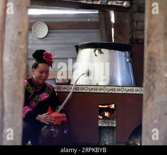 200107 -- TAIJIANG, 7 gennaio 2020 -- Un abitante del villaggio produce vino di riso a Nanzhuang, un villaggio etnico di Miao, nella Taipan Township della contea di Taijiang, nella provincia di Guizhou della Cina sud-occidentale, 6 gennaio 2020. Con l'avvicinarsi del Festival di Primavera, gli abitanti locali preparano il vino di riso secondo i costumi tradizionali e si preparano ad accogliere parenti, amici e ospiti. Foto di /Xinhua CHINA-GUIZHOU-TAIJIANG-RICE WINE-SPRING FESTIVAL CN CaixXingwen PUBLICATIONxNOTxINxCHN Foto Stock