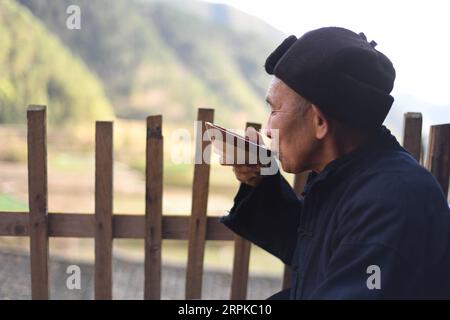 200107 -- TAIJIANG, 7 gennaio 2020 -- Un abitante del villaggio assaggia il vino di riso prodotto a Nanzhuang, un villaggio etnico di Miao, nella Taipan Township della contea di Taijiang, nella provincia di Guizhou della Cina sud-occidentale, 6 gennaio 2020. Con l'avvicinarsi del Festival di Primavera, gli abitanti locali preparano il vino di riso secondo i costumi tradizionali e si preparano ad accogliere parenti, amici e ospiti. Foto di /Xinhua CHINA-GUIZHOU-TAIJIANG-RICE WINE-SPRING FESTIVAL CN CaixXingwen PUBLICATIONxNOTxINxCHN Foto Stock