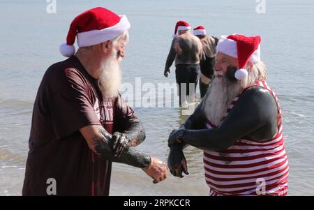 200107 -- MAR MORTO, 7 gennaio 2020 -- persone vestite come Babbo Natale in piedi nel Mar morto, 7 gennaio 2020. Come parte di un tour di 4 giorni, 50 Santa clauses e Miss Santas hanno visitato il Mar morto martedì. Foto di Muammar Awad/Xinhua MIDEAST-DEAD SEA-BABBO NATALE ShangxHao PUBLICATIONxNOTxINxCHN Foto Stock