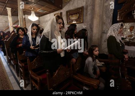 200107 -- GAZA, 7 gennaio 2020 -- i cristiani palestinesi partecipano alla messa di Natale ortodossa nella chiesa di San Porfirio a Gaza, 7 gennaio 2020. Foto di Mohammed Dahman/Xinhua MIDEAST-GAZA-CHRISTMAS-MASS XiongxSihao PUBLICATIONxNOTxINxCHN Foto Stock